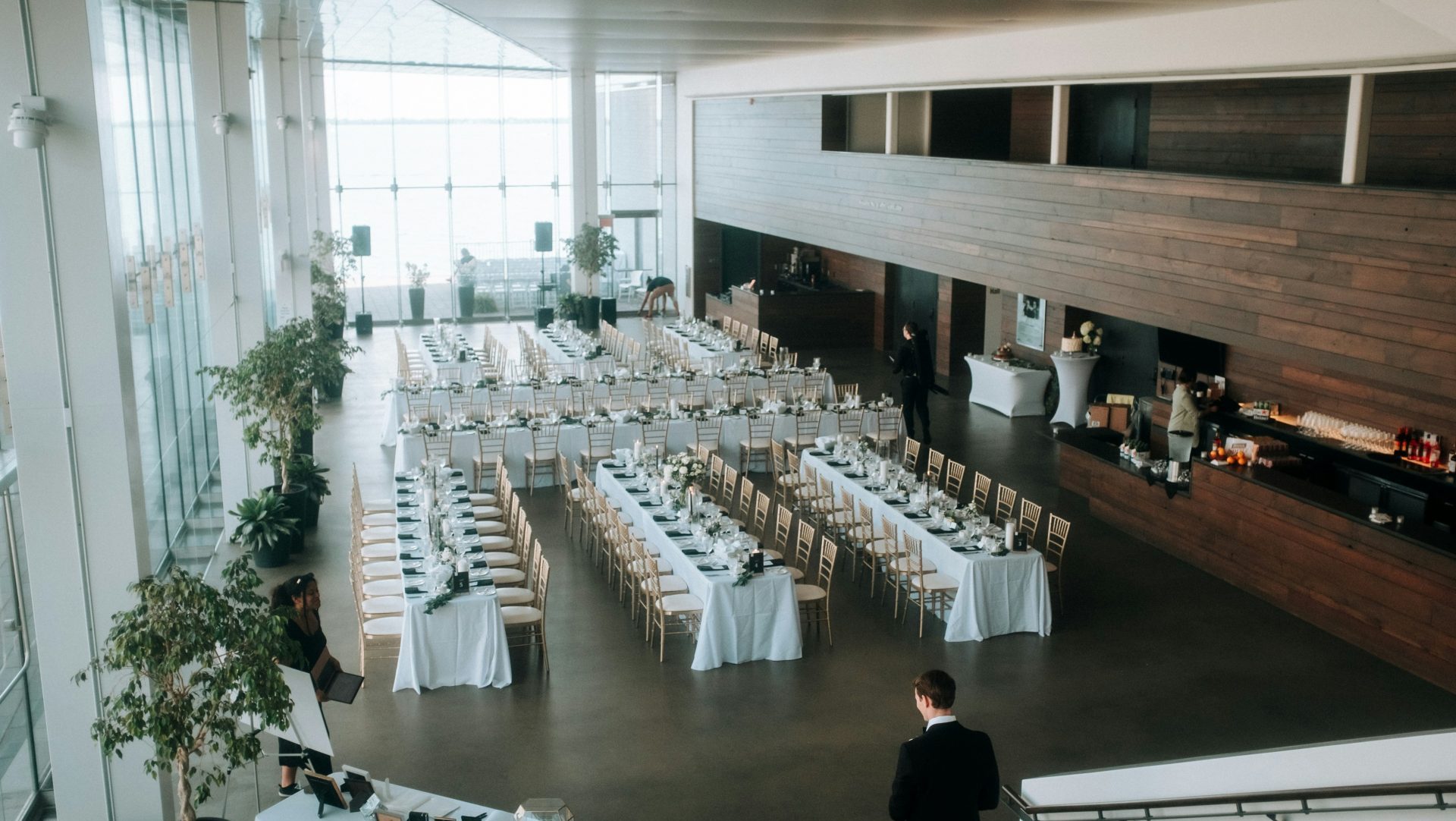 a room filled with lots of tables and chairs